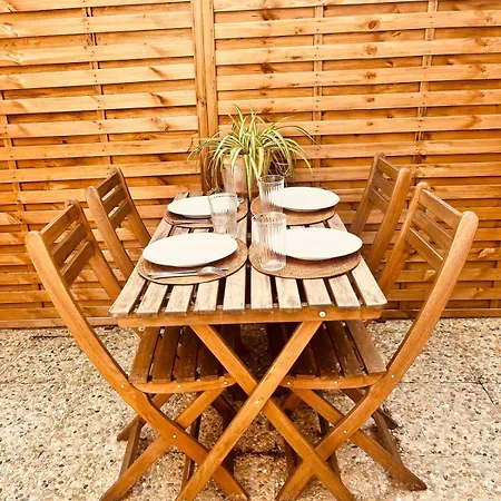 A Beautifully Maintained Townhouse With Terrace *
