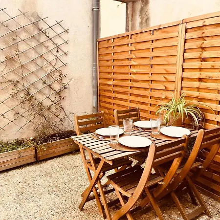 Apartment A Beautifully Maintained Townhouse With Terrace *