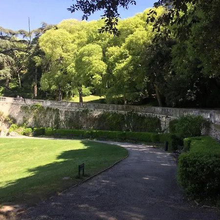 A Beautifully Maintained Townhouse With Terrace Nimes