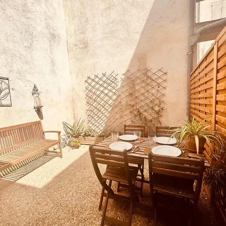 A Beautifully Maintained Townhouse With Terrace Apartment Nimes